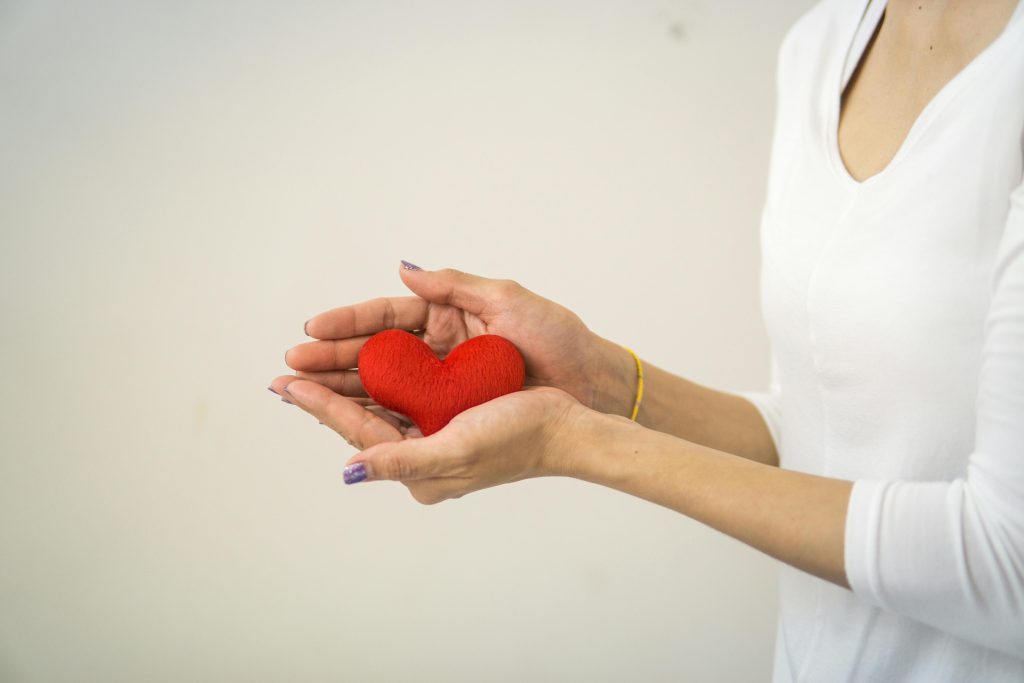 image d'un coeur tenu par une dame